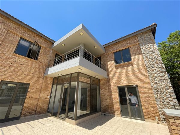711  m² Commercial space in Carlswald Estate