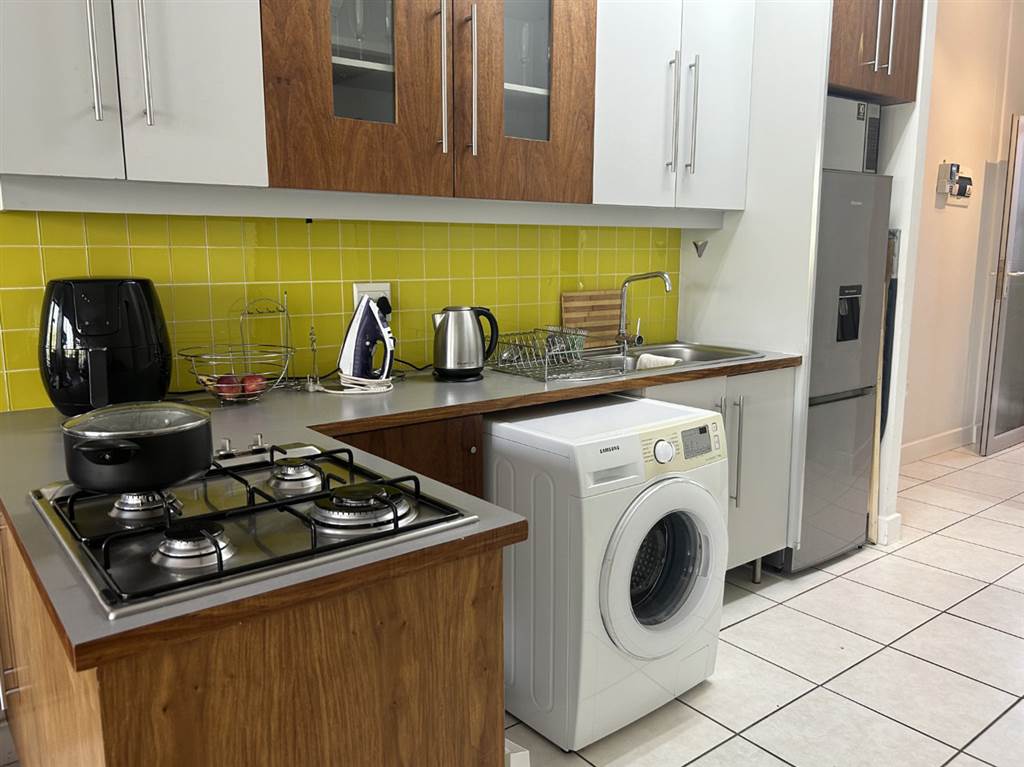 1 Bed Apartment in Greenside photo number 4