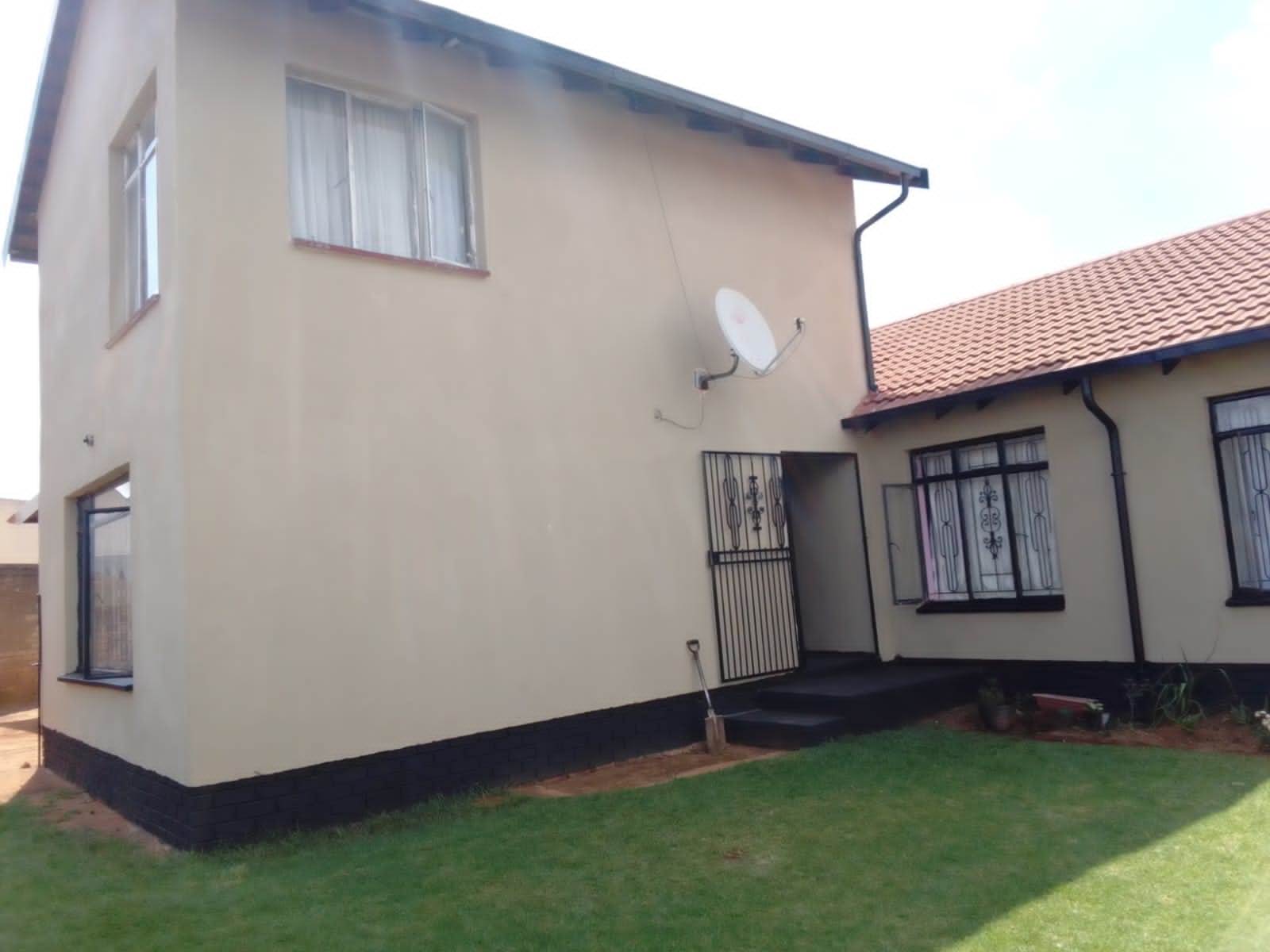 4 Bed House in Kagiso photo number 1
