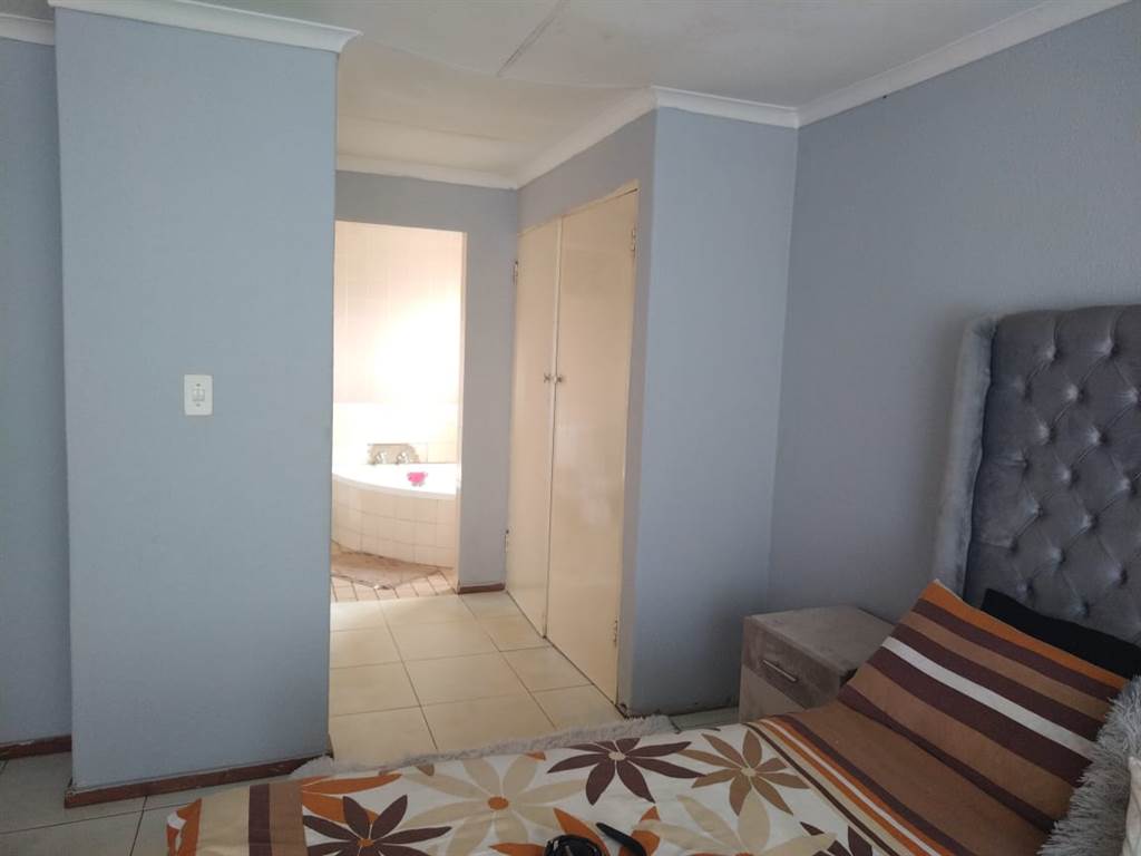 4 Bed House in Kagiso photo number 5