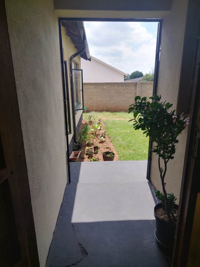 4 Bed House in Kagiso photo number 14