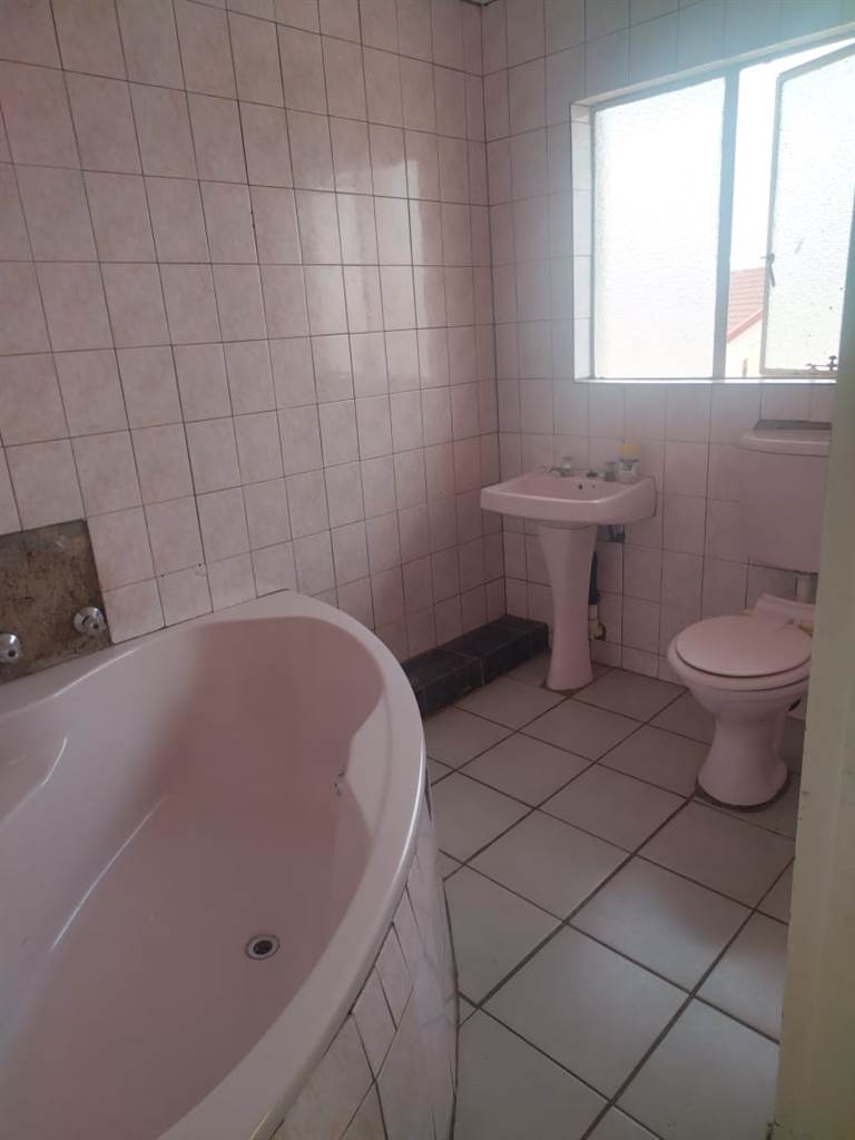 4 Bed House in Kagiso photo number 17