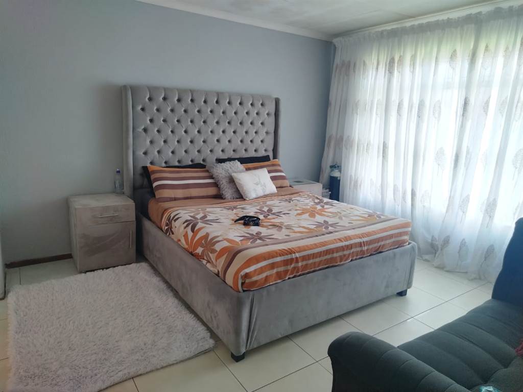 4 Bed House in Kagiso photo number 3