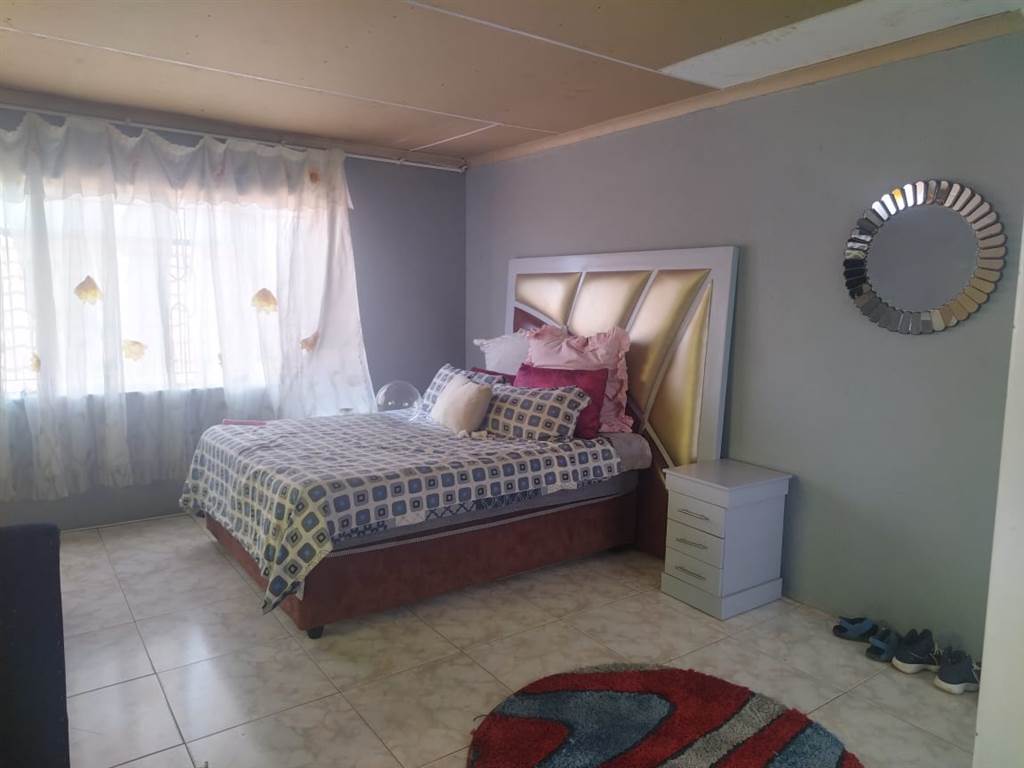 4 Bed House in Kagiso photo number 18