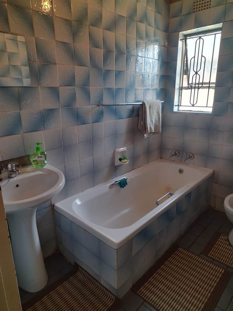 4 Bed House in Kagiso photo number 2