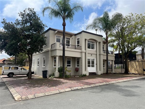 306  m² Commercial space
