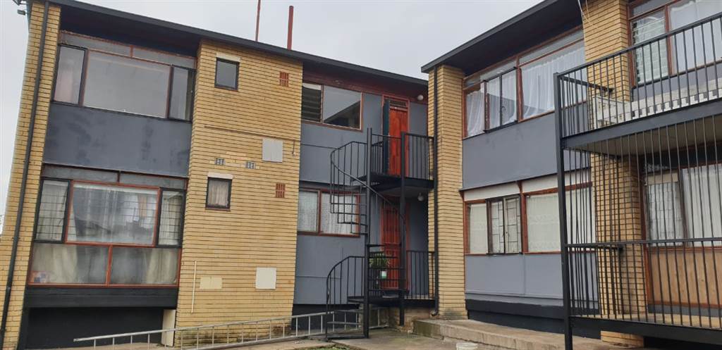 2 Bed Apartment in Krugersdorp North photo number 2