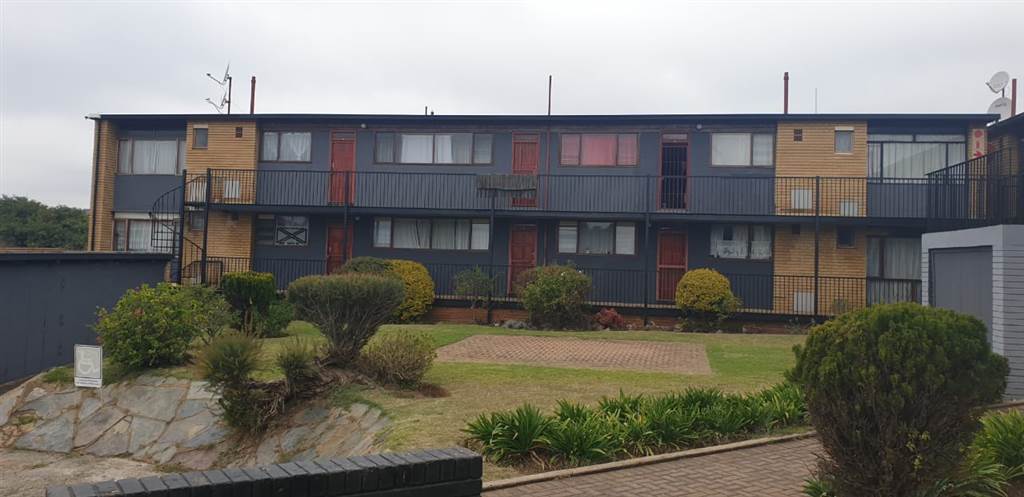 2 Bed Apartment in Krugersdorp North photo number 3