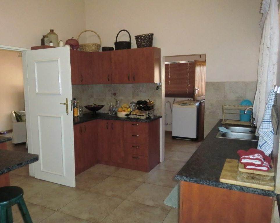 4 Bed House in Vredendal photo number 8