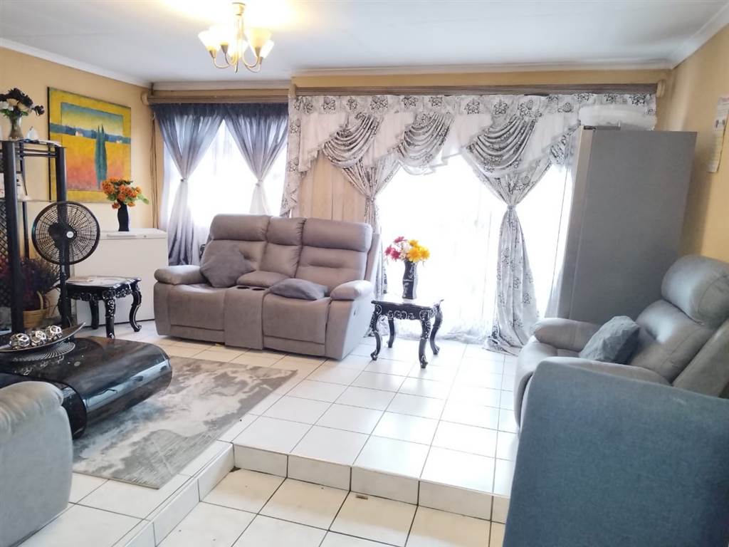 4 Bed House in Klipfontein View photo number 8