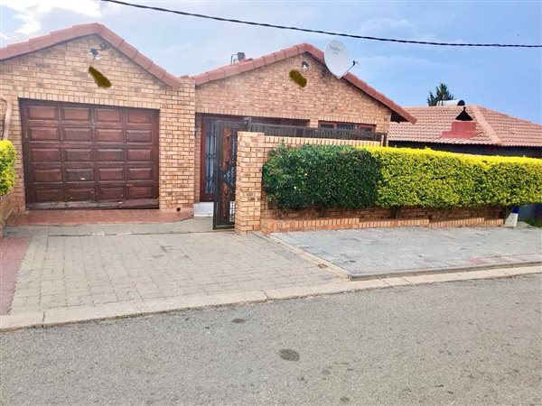 4 Bed House in Klipfontein View