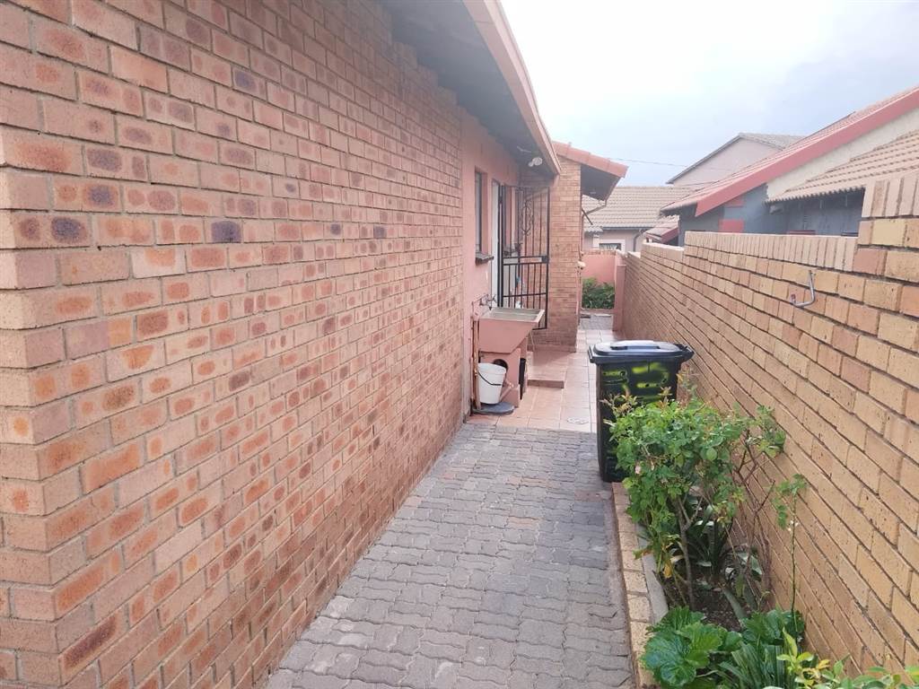4 Bed House in Klipfontein View photo number 20