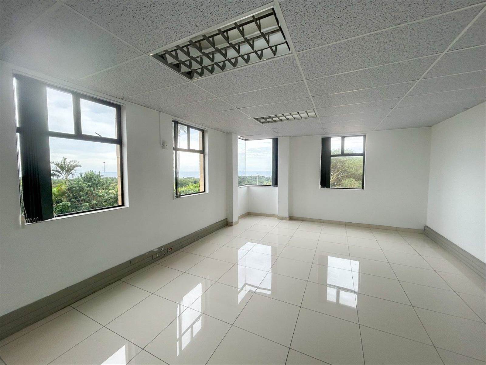 350  m² Office Space in La Lucia photo number 9
