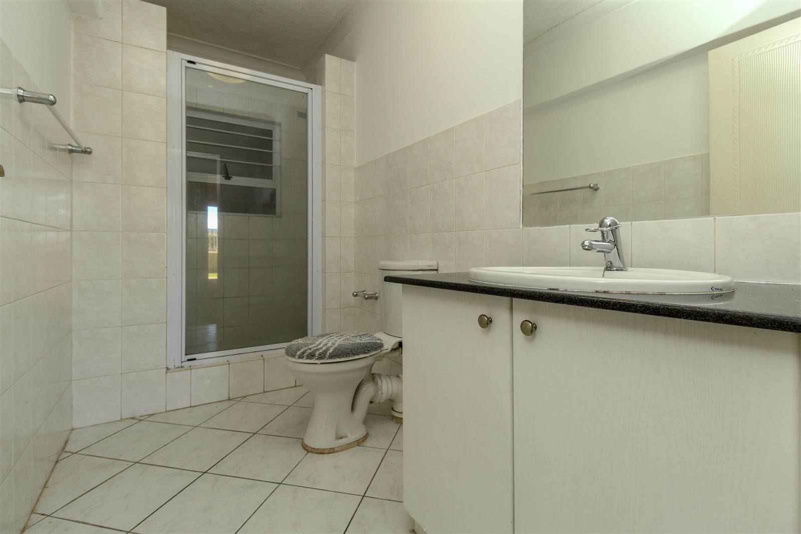 2 Bed Apartment in Illovo photo number 14