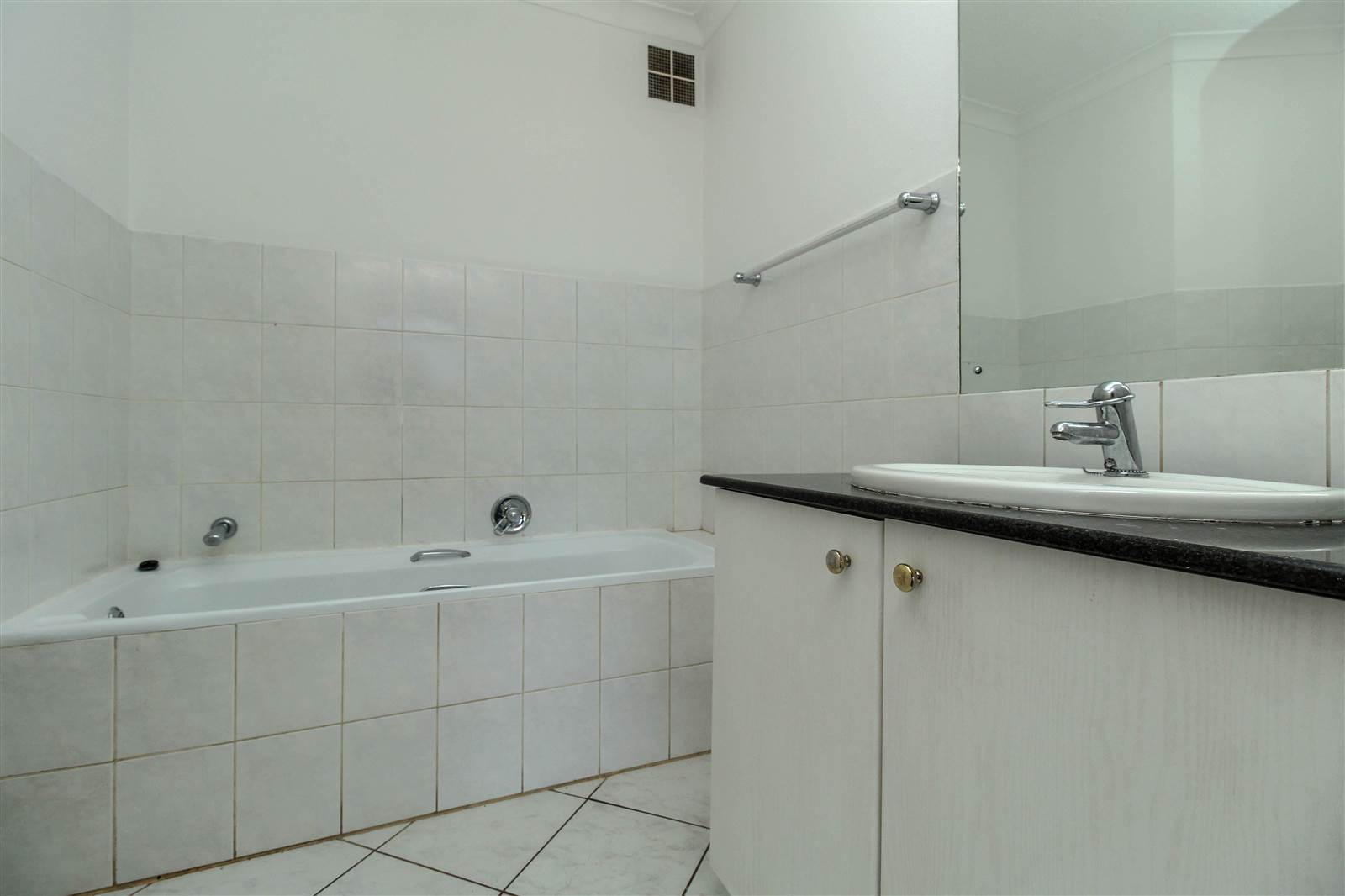 2 Bed Apartment in Illovo photo number 11