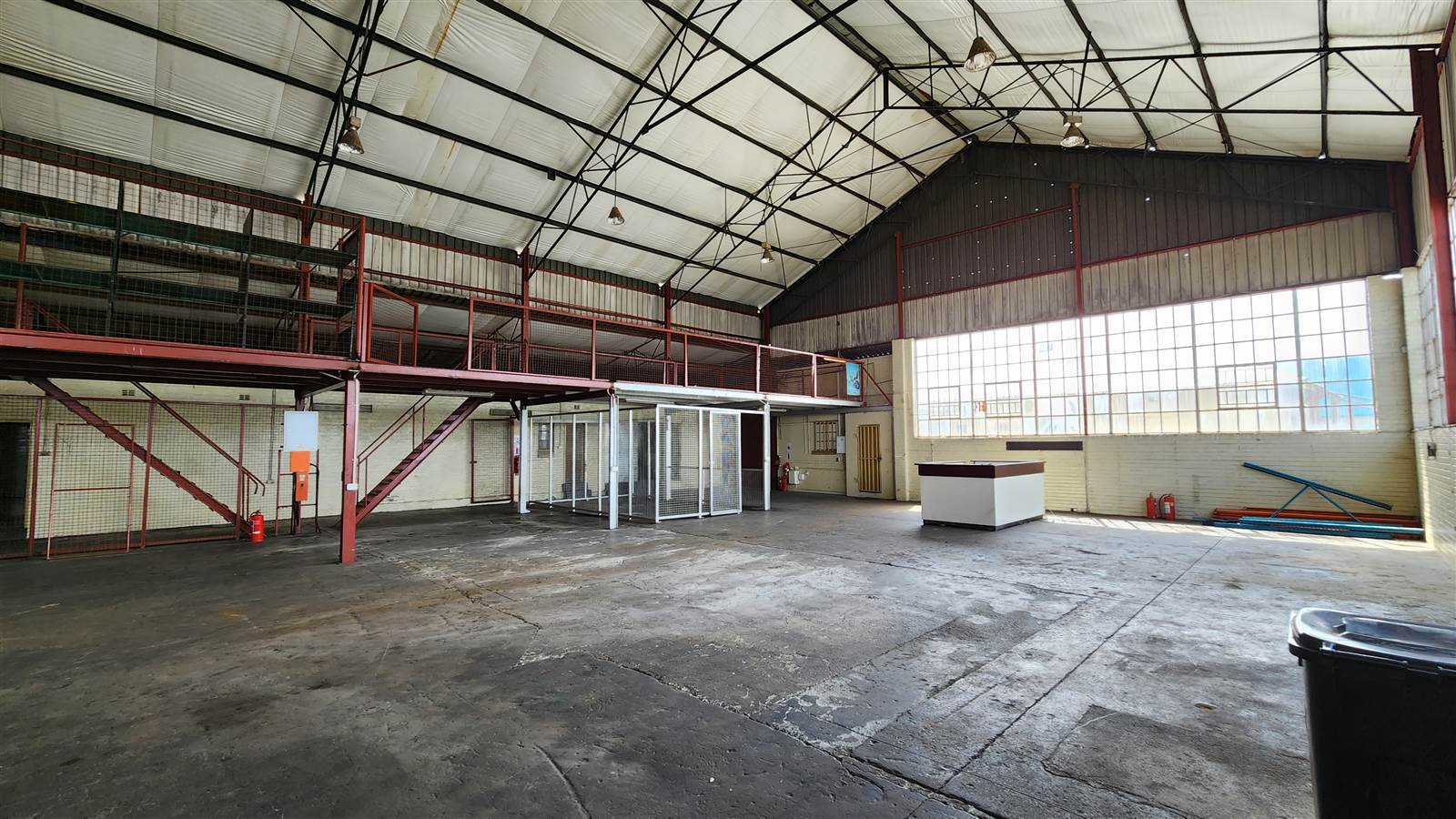 1000  m² Industrial space in Eastleigh photo number 2