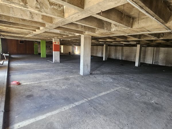 2 000  m² Commercial space