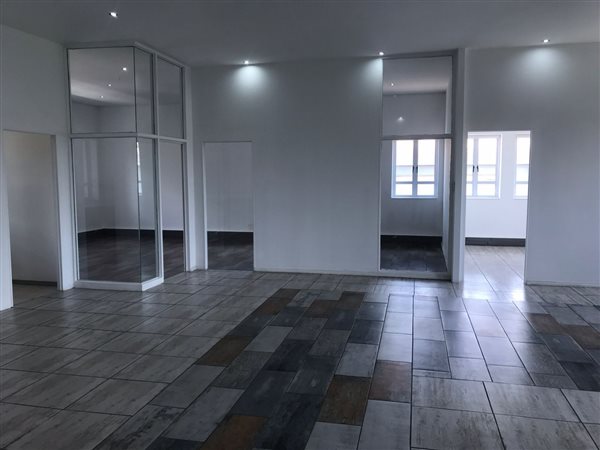 143  m² Commercial space