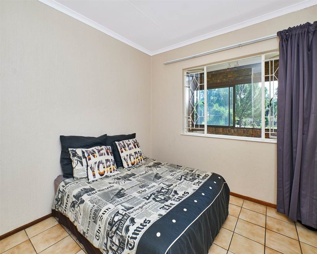 2 Bed Apartment in Northcliff photo number 6
