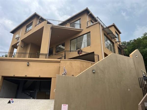 4 Bed Townhouse in Glenvista