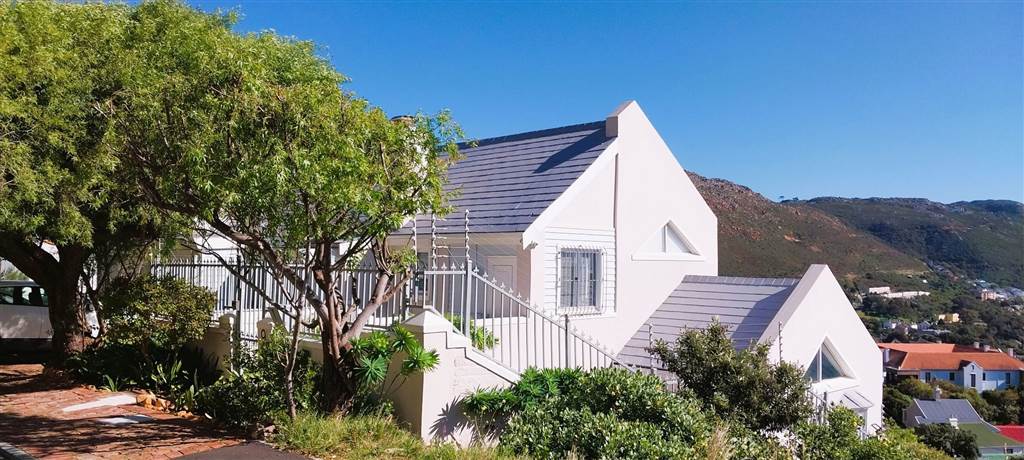 1 Bed Apartment in Simons Town photo number 1