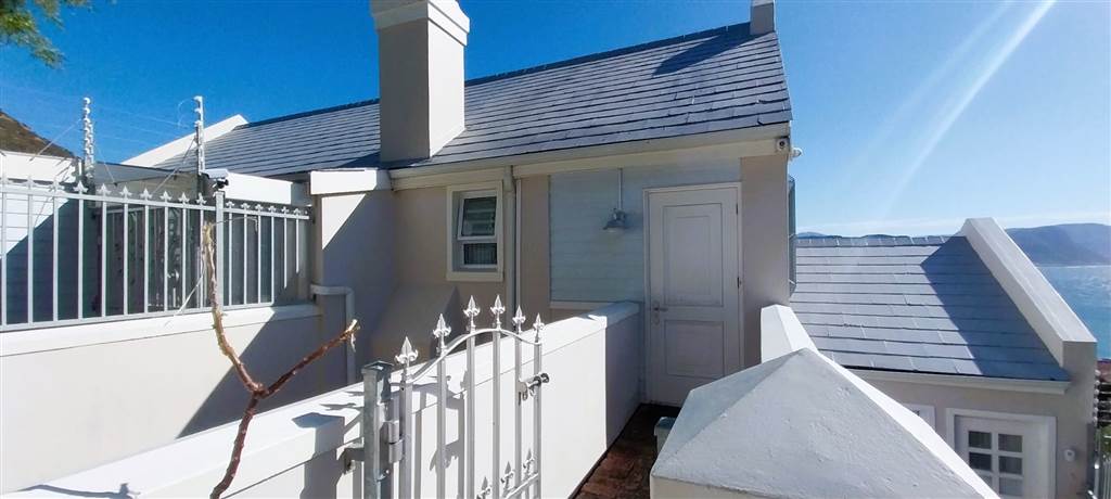 1 Bed Apartment in Simons Town photo number 4