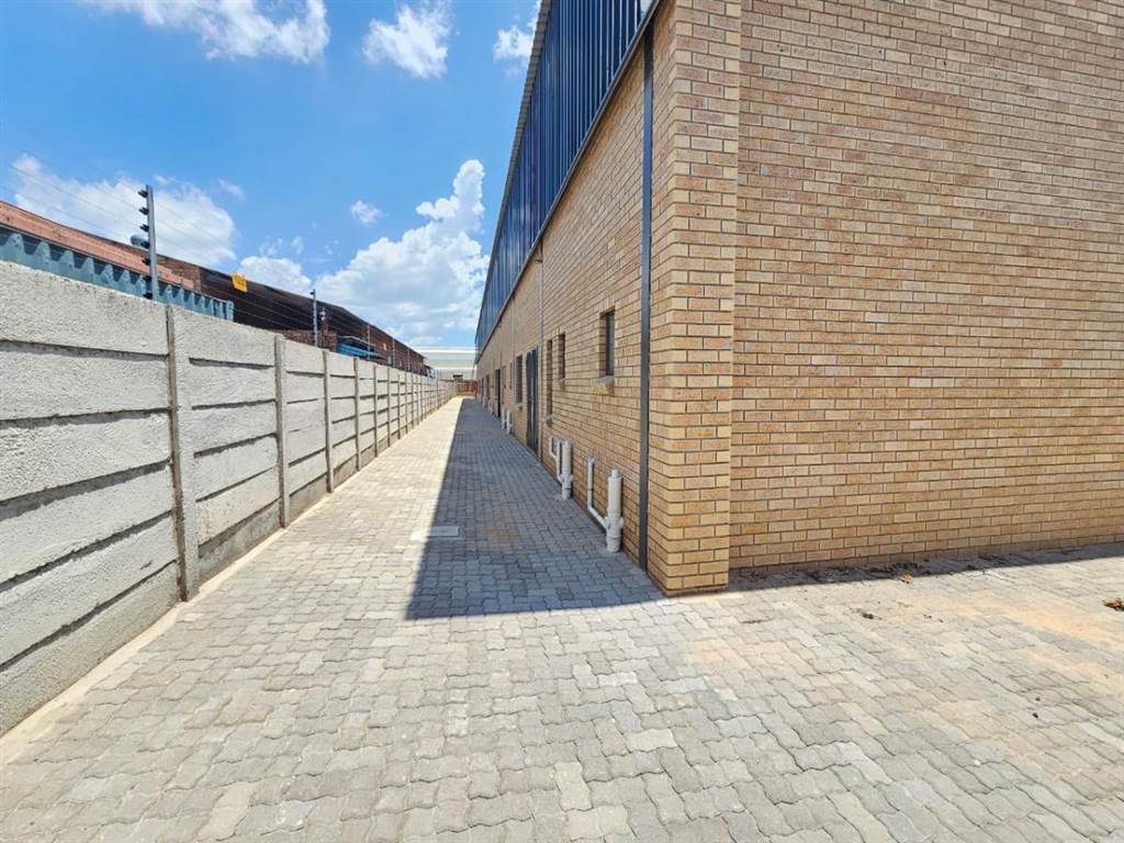 175  m² Industrial space in Ladanna photo number 12
