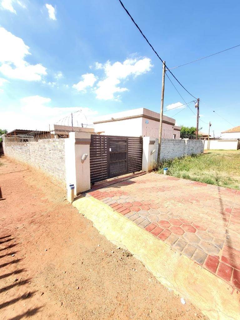 5 Bed House in Etwatwa photo number 3