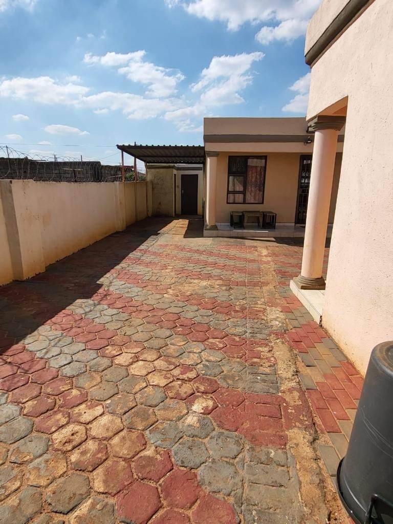 5 Bed House in Etwatwa photo number 2