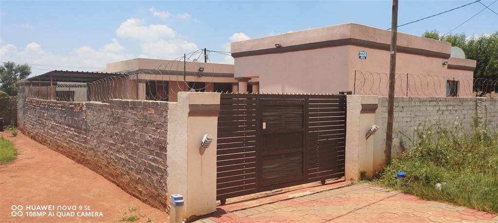 5 Bed House in Etwatwa photo number 8