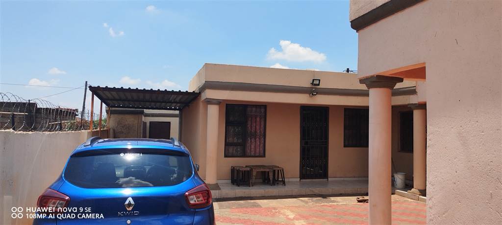 5 Bed House in Etwatwa photo number 11
