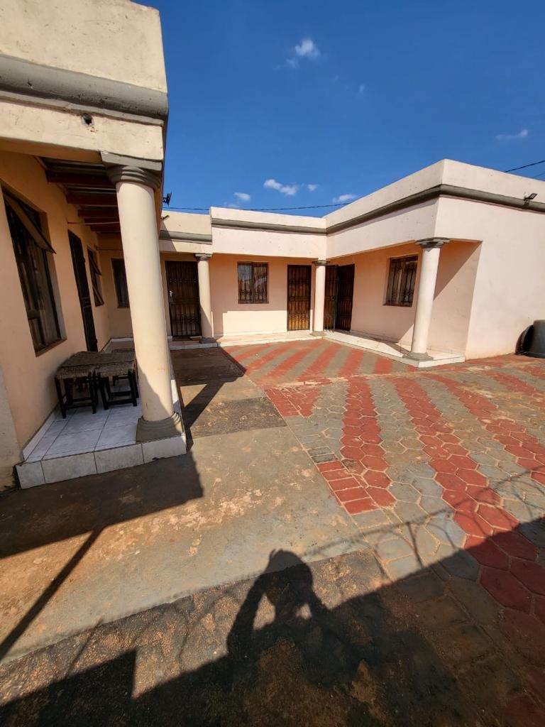 5 Bed House in Etwatwa photo number 1
