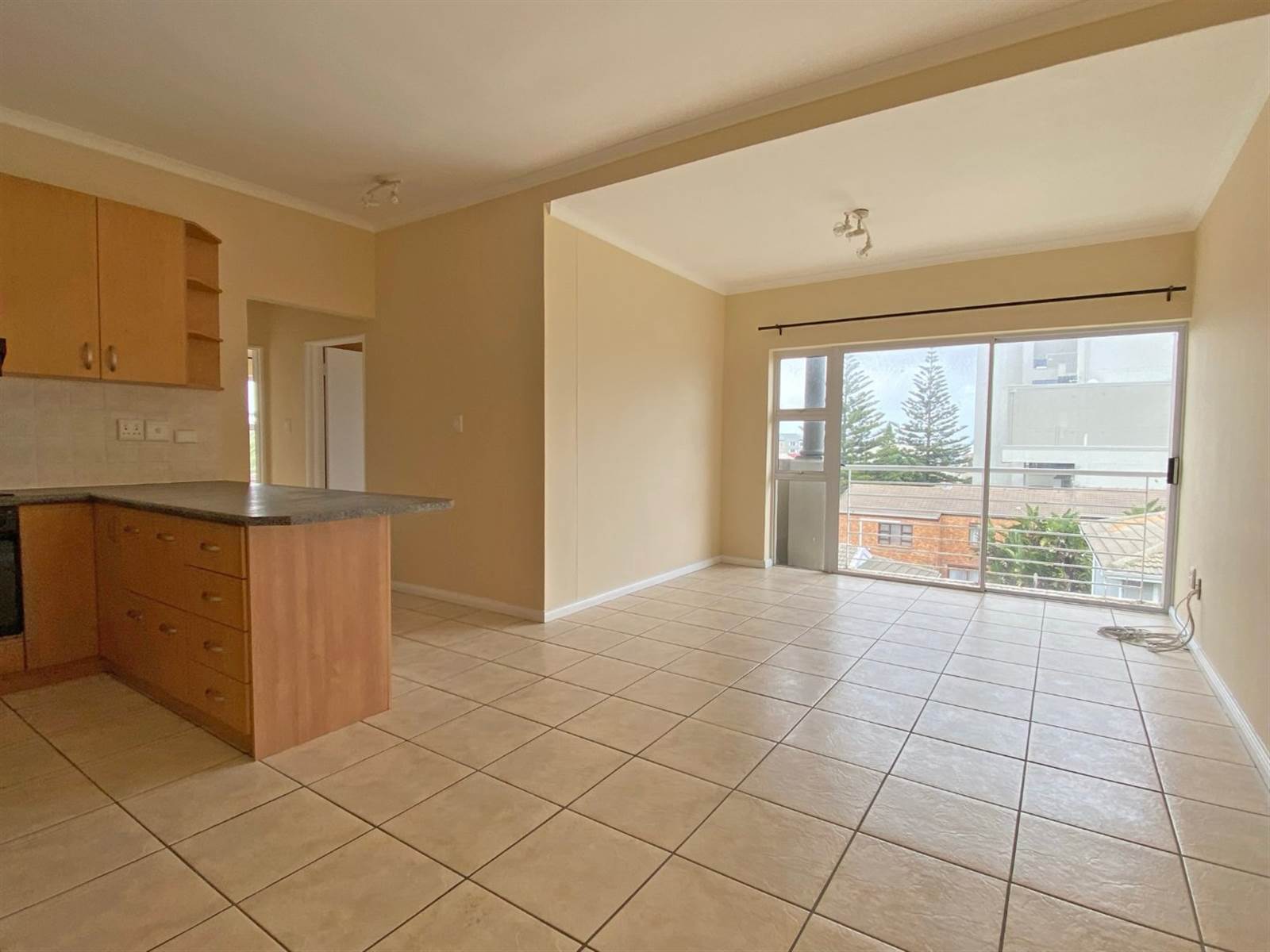 2 Bed Apartment in Tableview photo number 2
