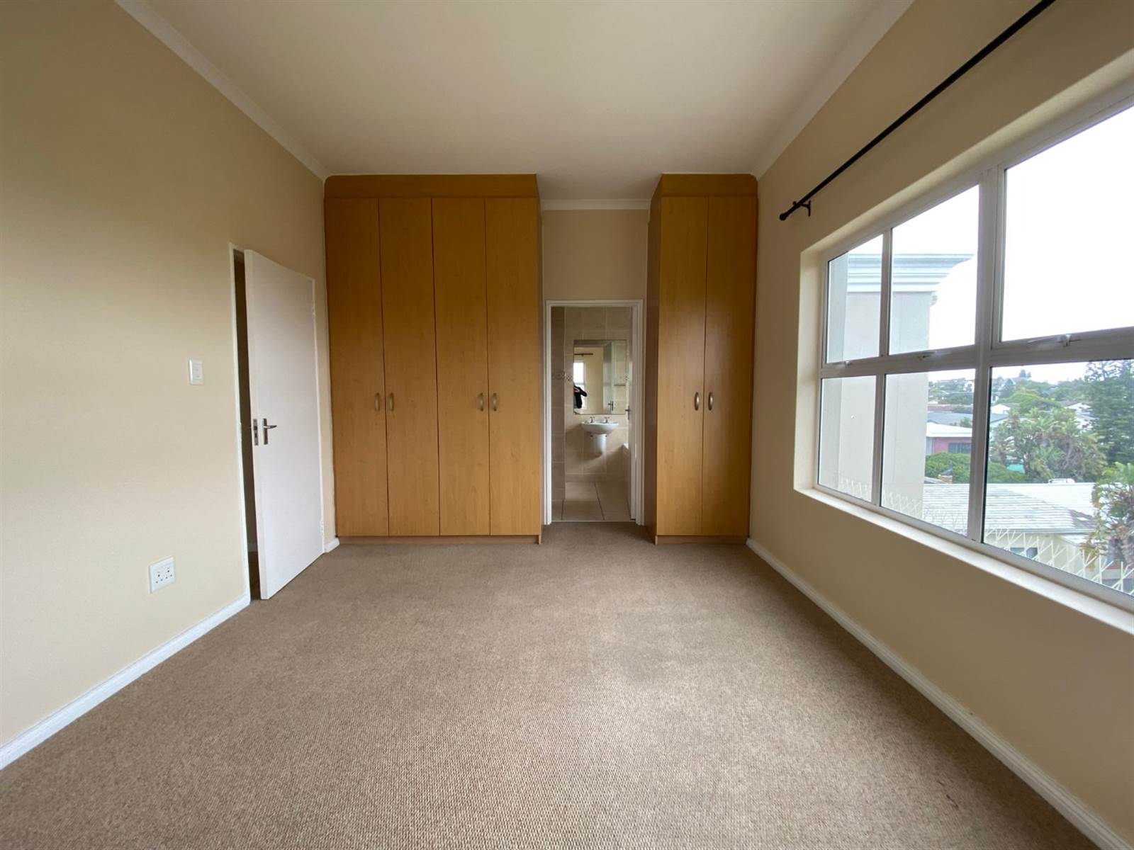 2 Bed Apartment in Tableview photo number 17