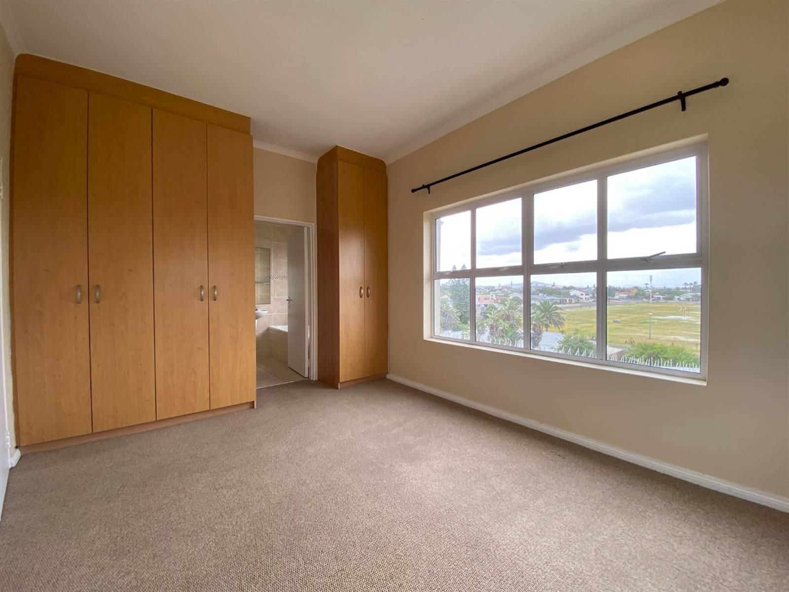 2 Bed Apartment in Tableview photo number 16