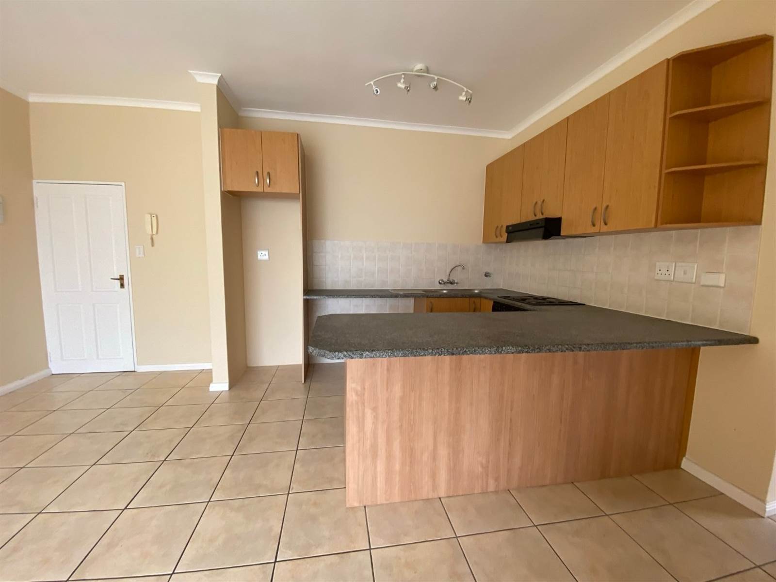 2 Bed Apartment in Tableview photo number 12