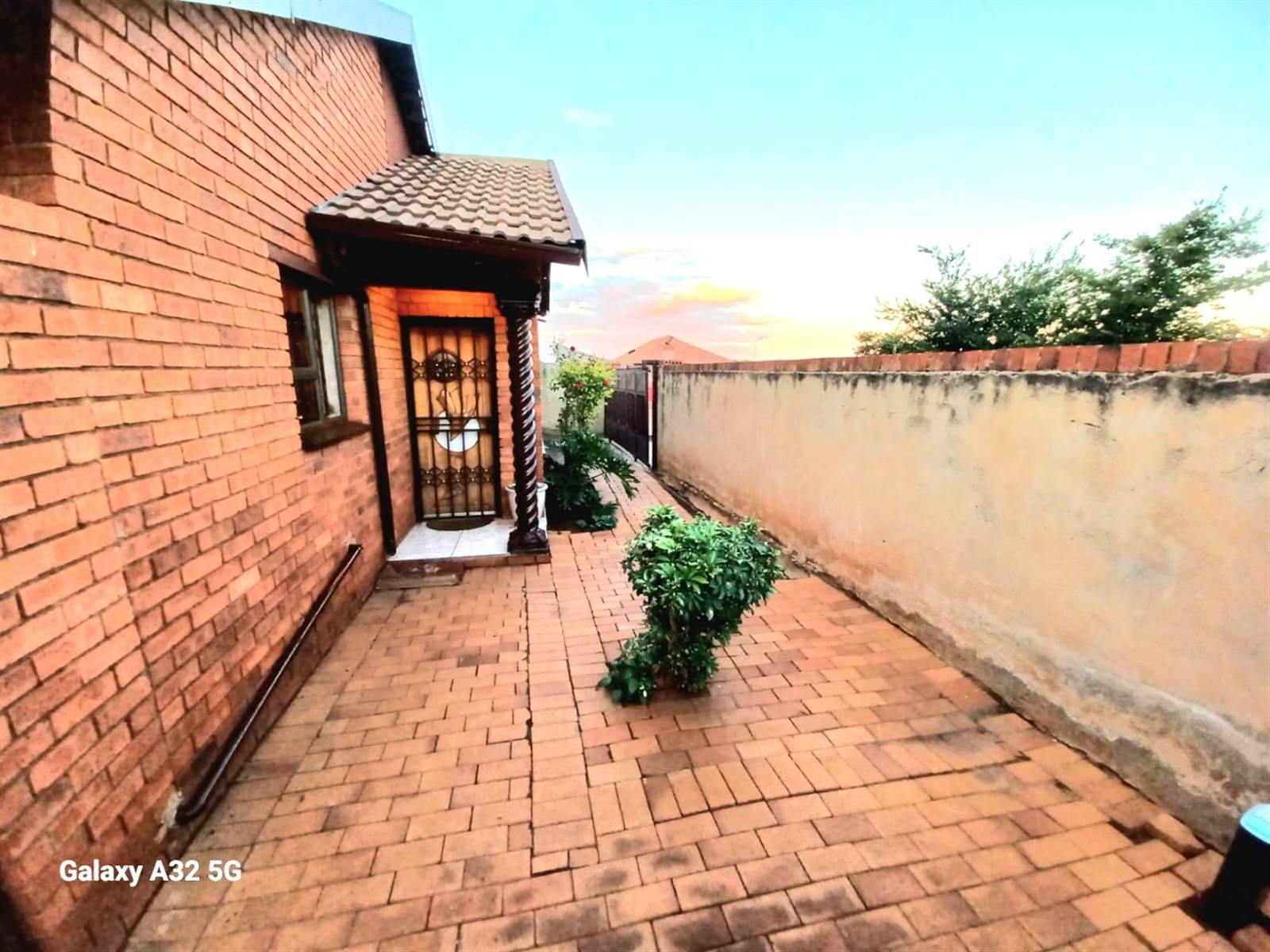 4 Bed House in Protea Glen photo number 3