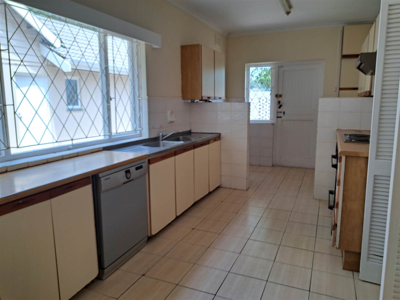 4 Bed House in Kloof photo number 6