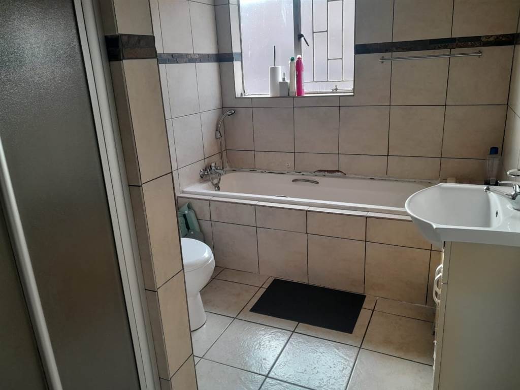 3 Bed Townhouse in Kuruman photo number 10