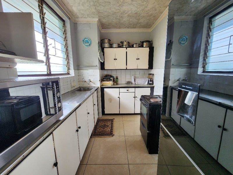 2 Bed Flat in Pinetown Central photo number 2