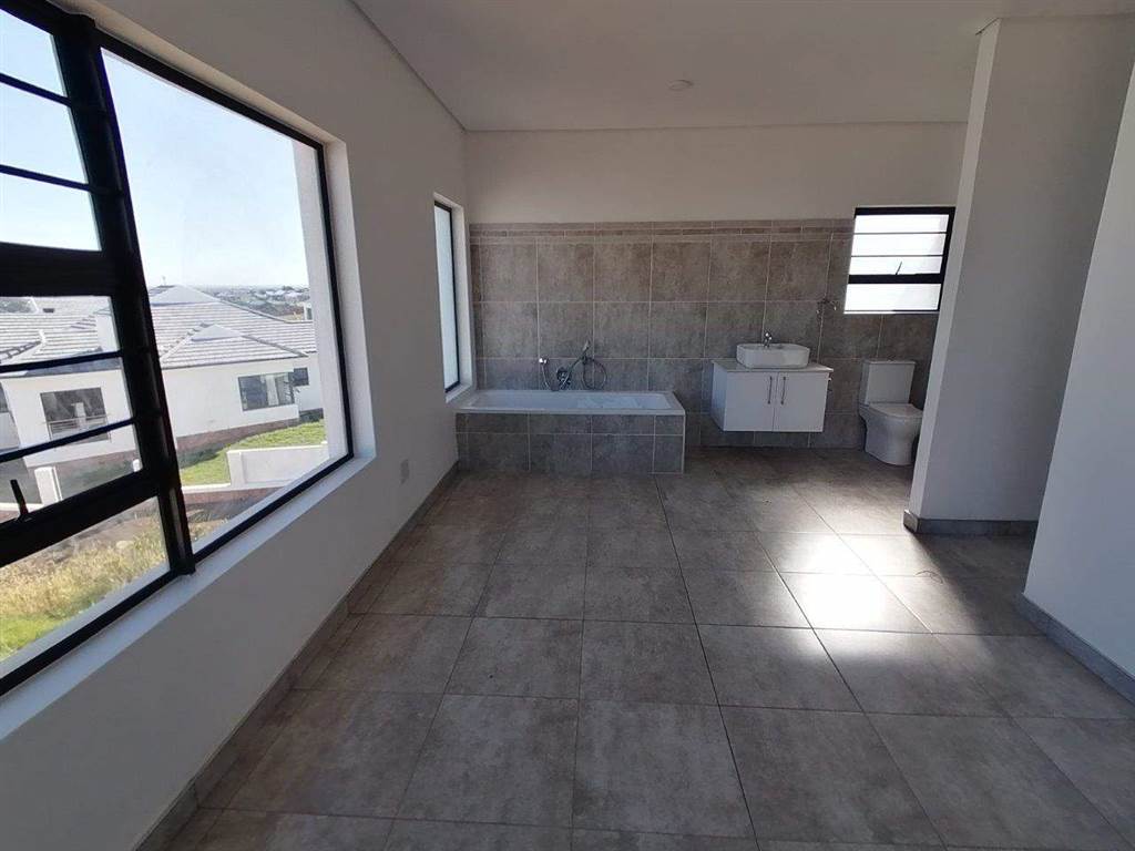 3 Bed House in Jeffreys Bay photo number 16