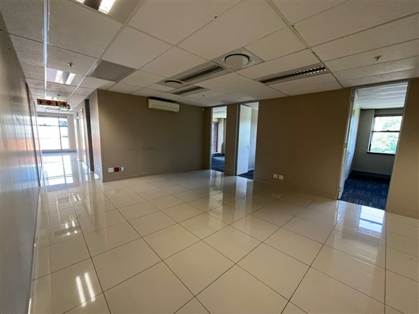 305.799987792969  m² Commercial space