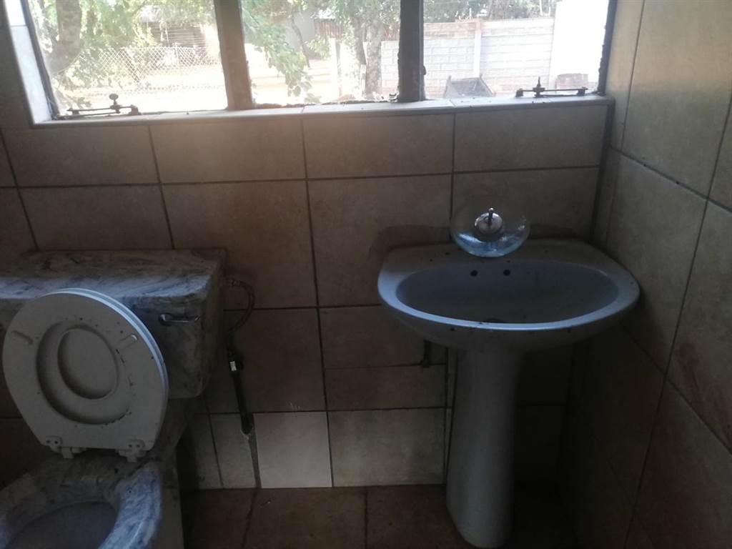 10 Bed House in Rustenburg Rural photo number 18