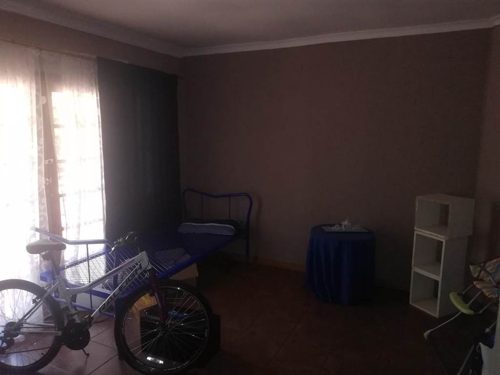 10 Bed House in Rustenburg Rural photo number 4