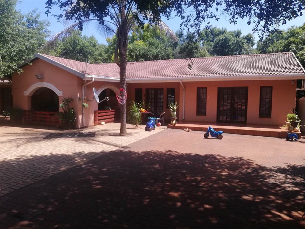10 Bed House in Rustenburg Rural photo number 2