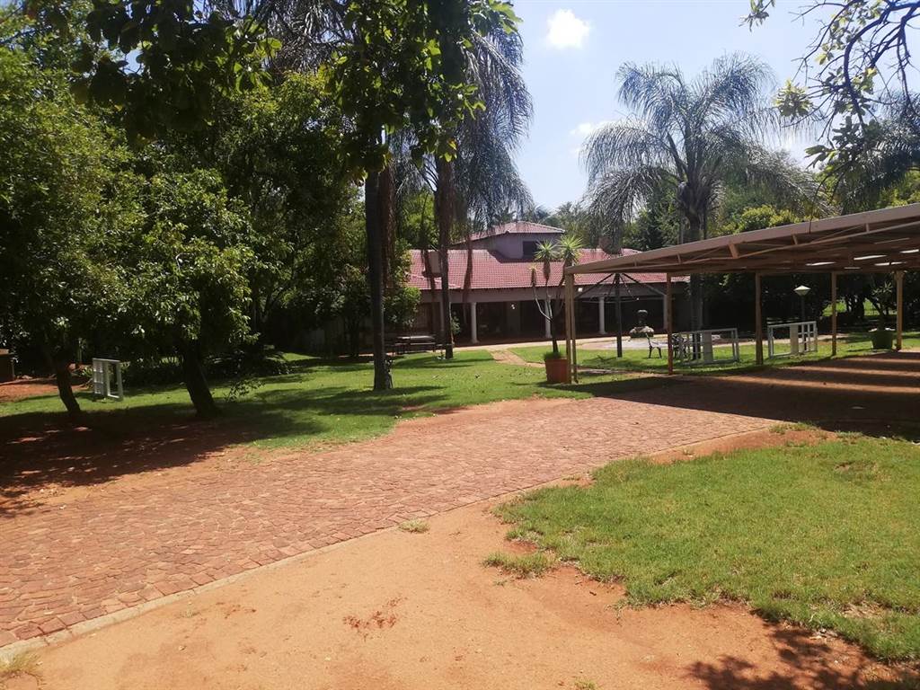 10 Bed House in Rustenburg Rural photo number 17