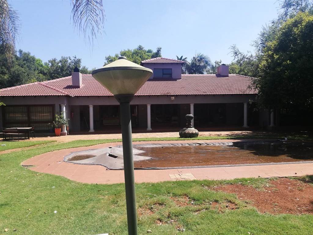 10 Bed House in Rustenburg Rural photo number 3