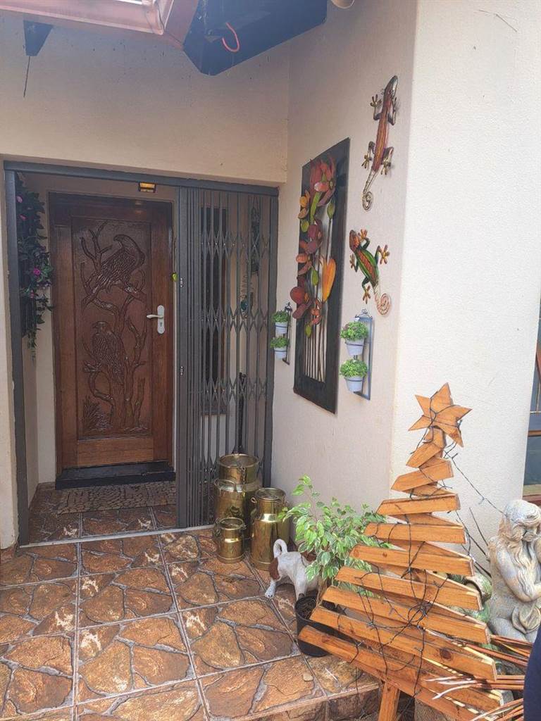 4 Bed House in Dorandia photo number 14