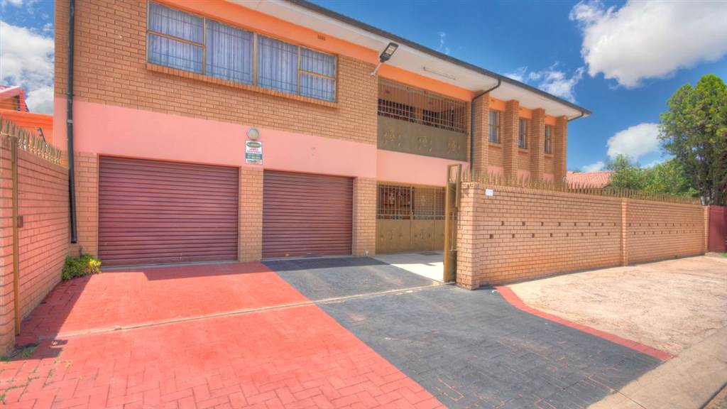 5 Bed House in Lenasia South photo number 1