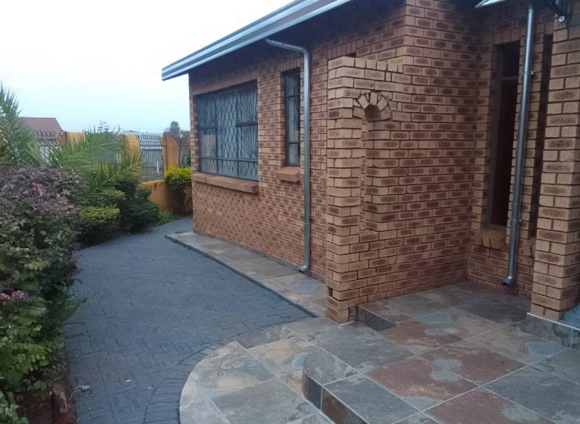 5 Bed House in Mabopane photo number 8